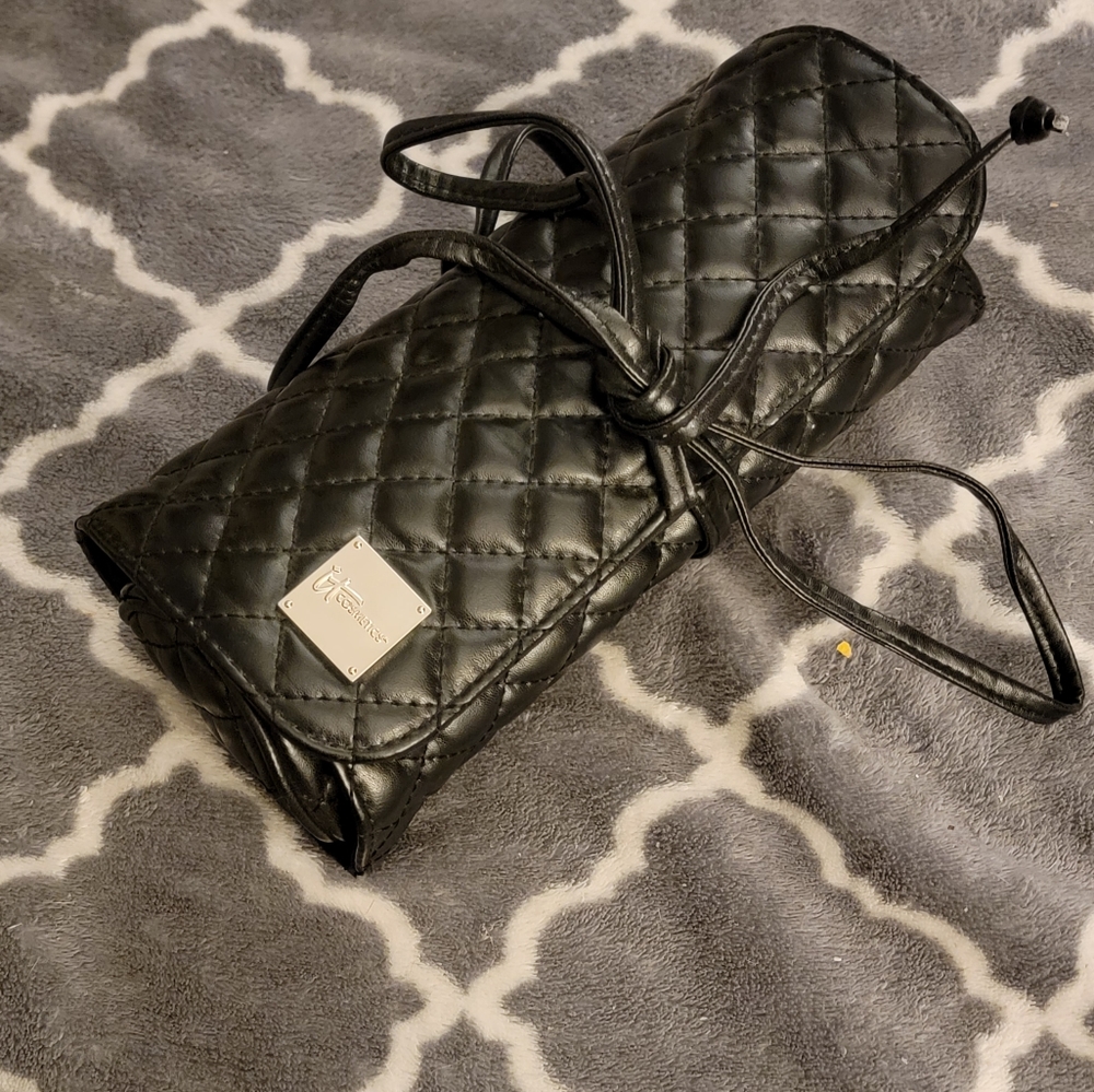 IT Cosmetics Bag w/brushes